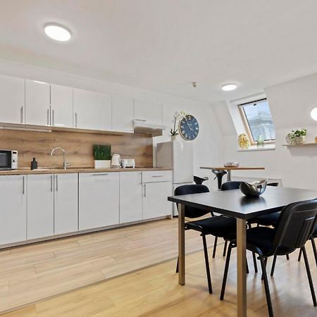 Family Hub In Centre Apartment Bratislava Bagian luar foto