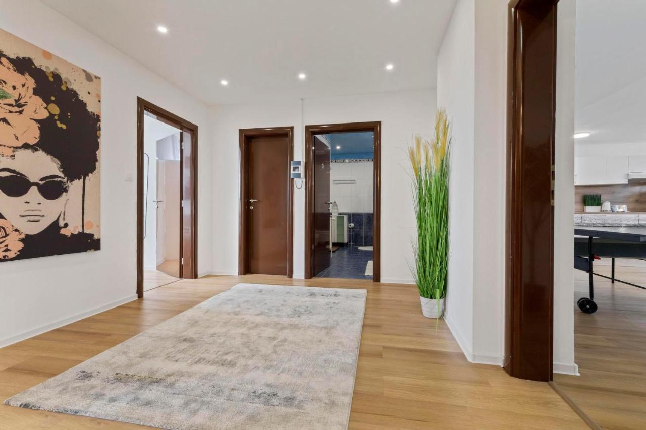 Family Hub In Centre Apartment Bratislava Bagian luar foto