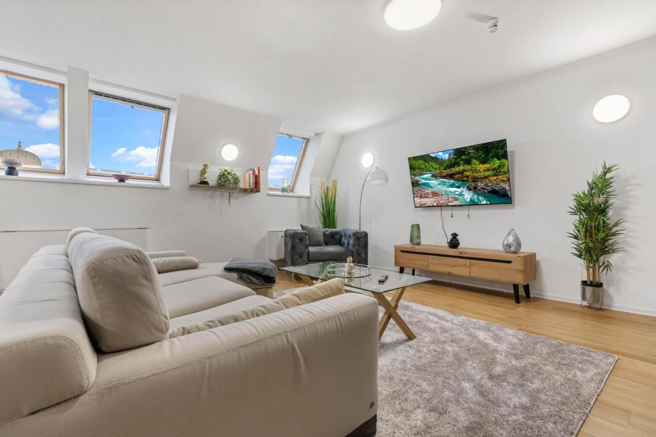 Family Hub In Centre Apartment Bratislava Bagian luar foto