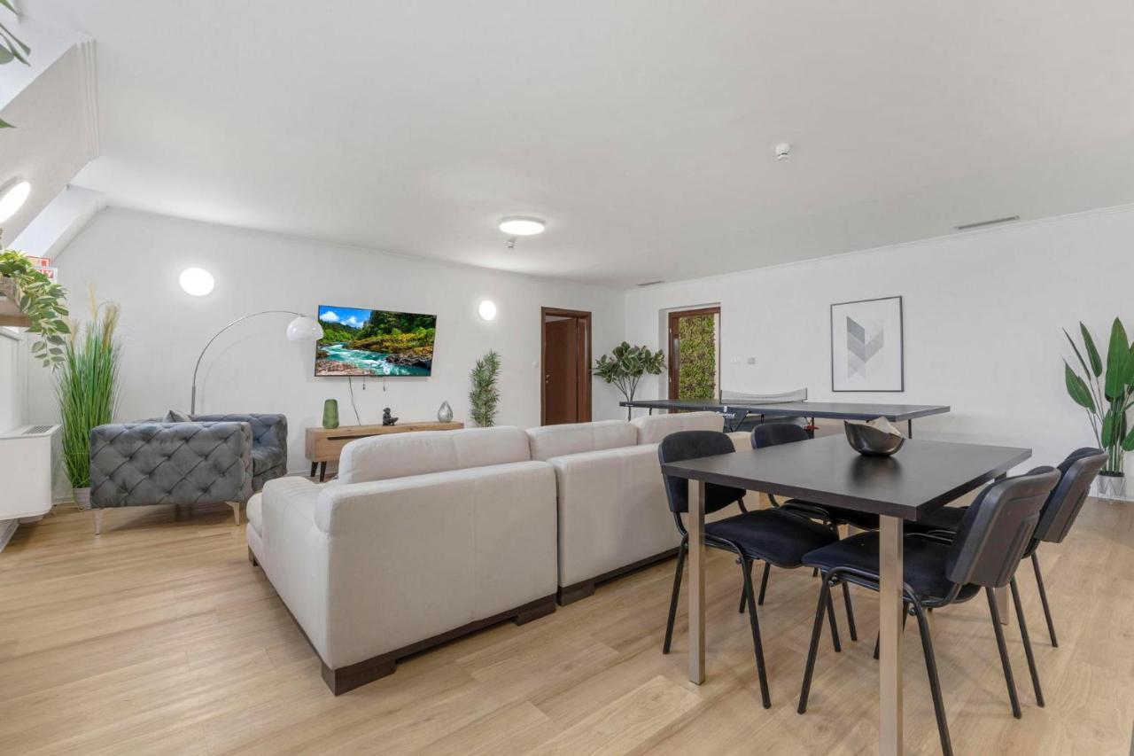 Family Hub In Centre Apartment Bratislava Bagian luar foto
