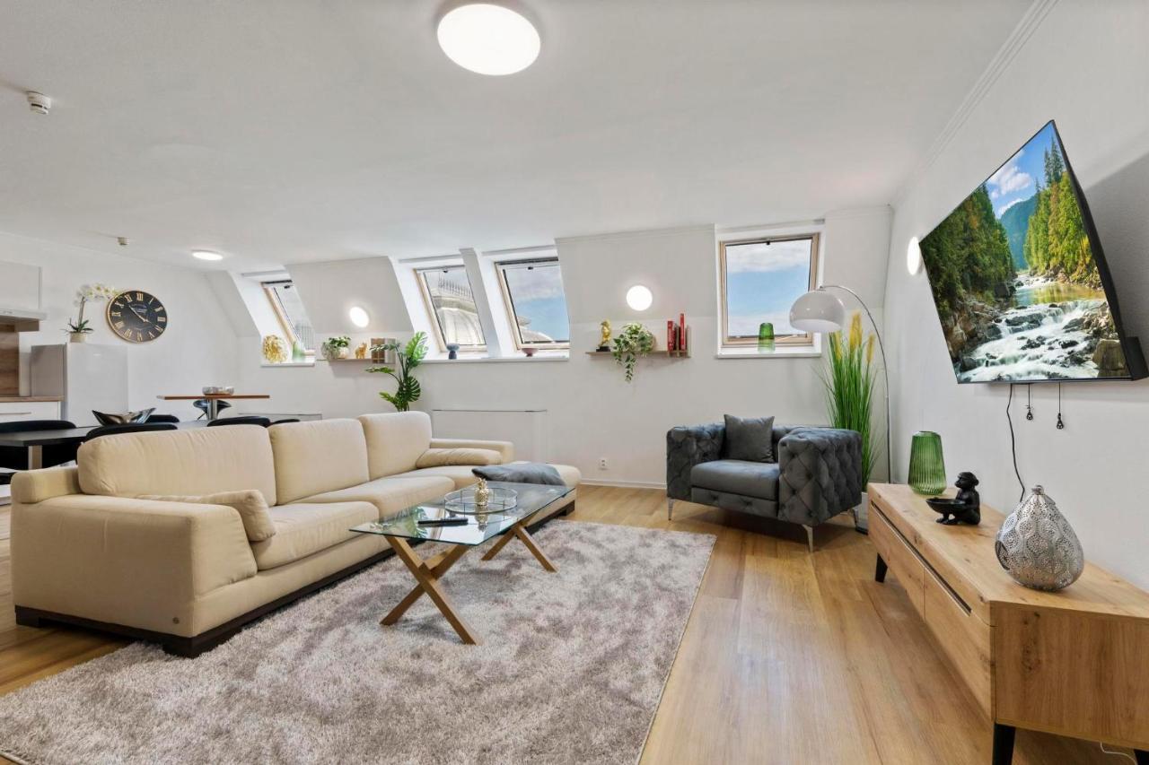 Family Hub In Centre Apartment Bratislava Bagian luar foto