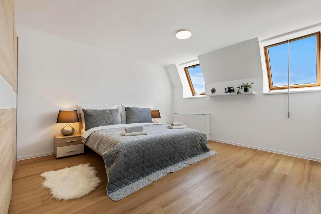 Family Hub In Centre Apartment Bratislava Bagian luar foto