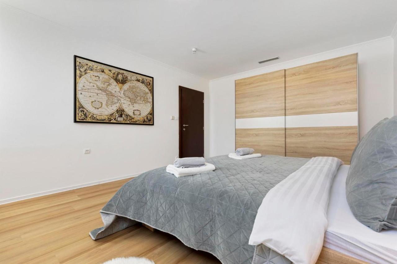 Family Hub In Centre Apartment Bratislava Bagian luar foto