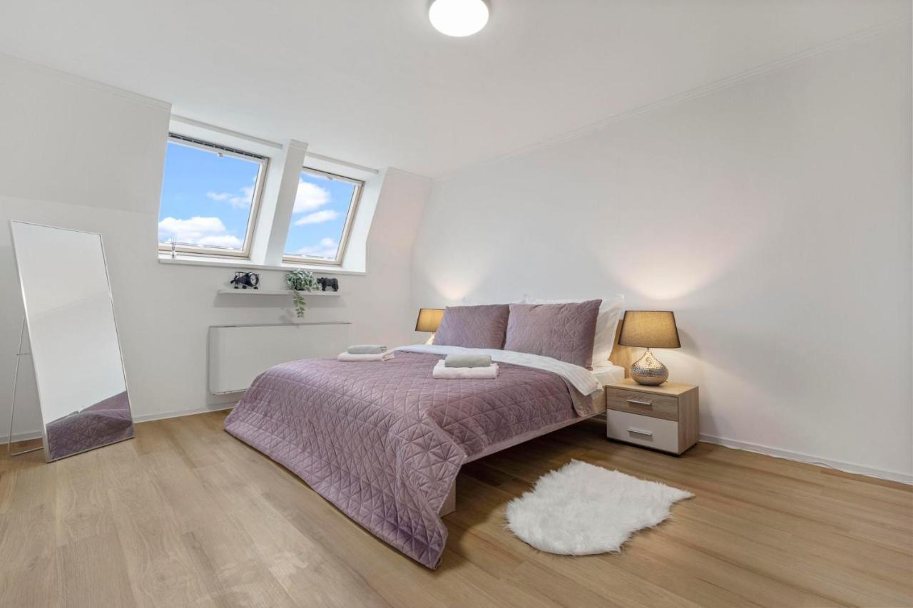 Family Hub In Centre Apartment Bratislava Bagian luar foto