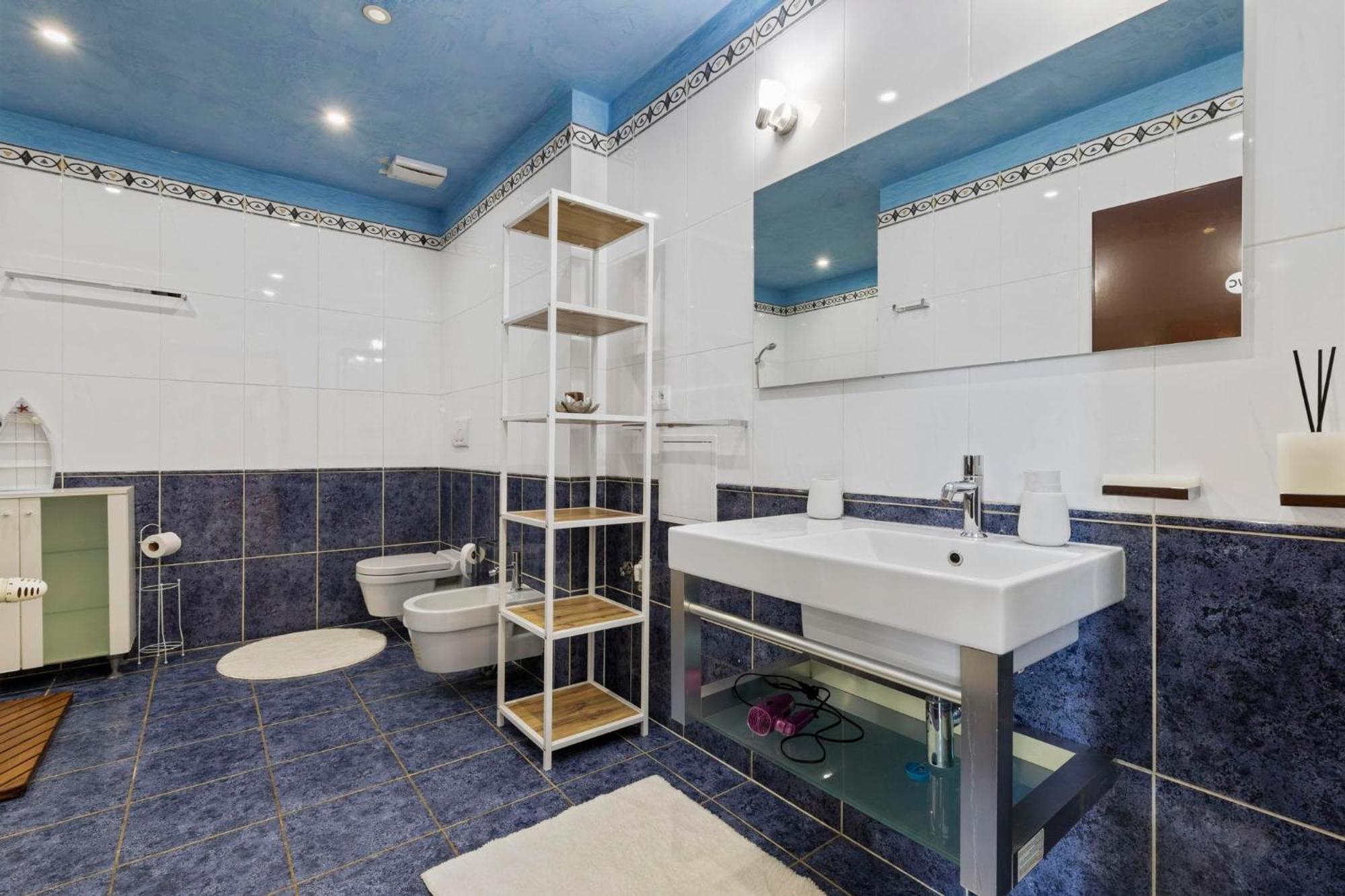 Family Hub In Centre Apartment Bratislava Bagian luar foto