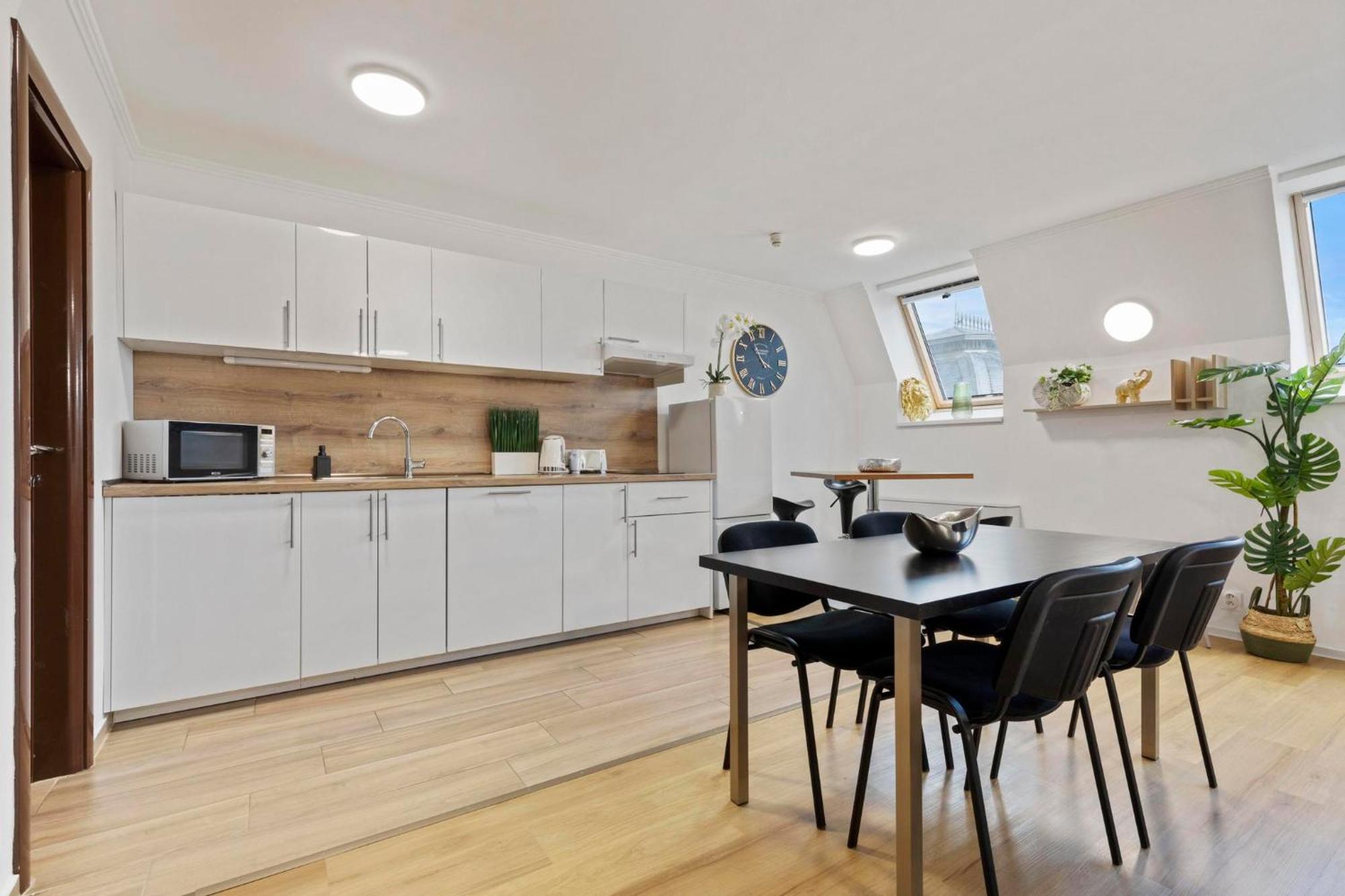 Family Hub In Centre Apartment Bratislava Bagian luar foto