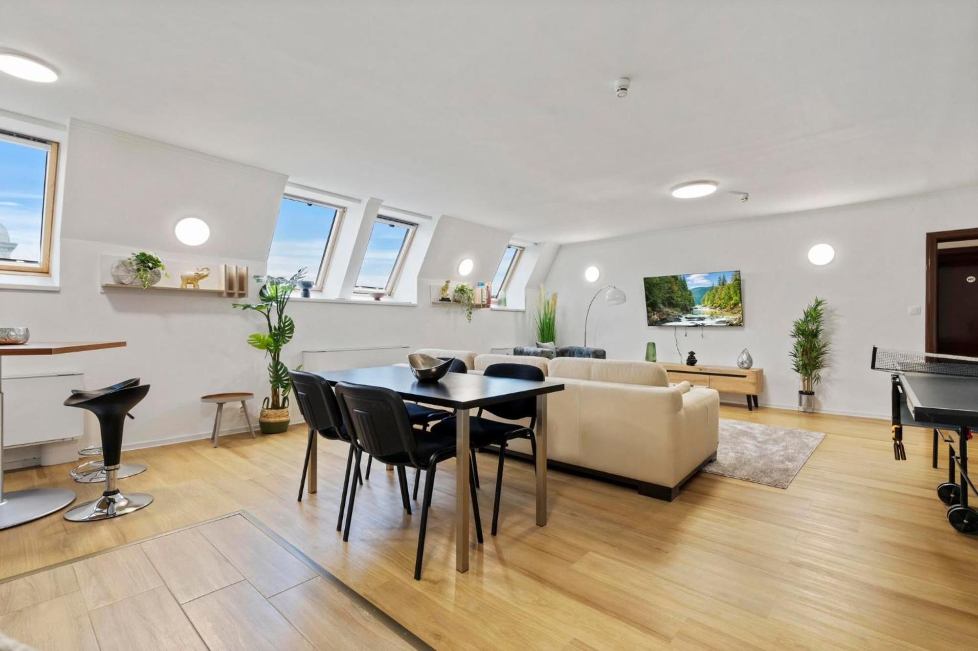 Family Hub In Centre Apartment Bratislava Bagian luar foto