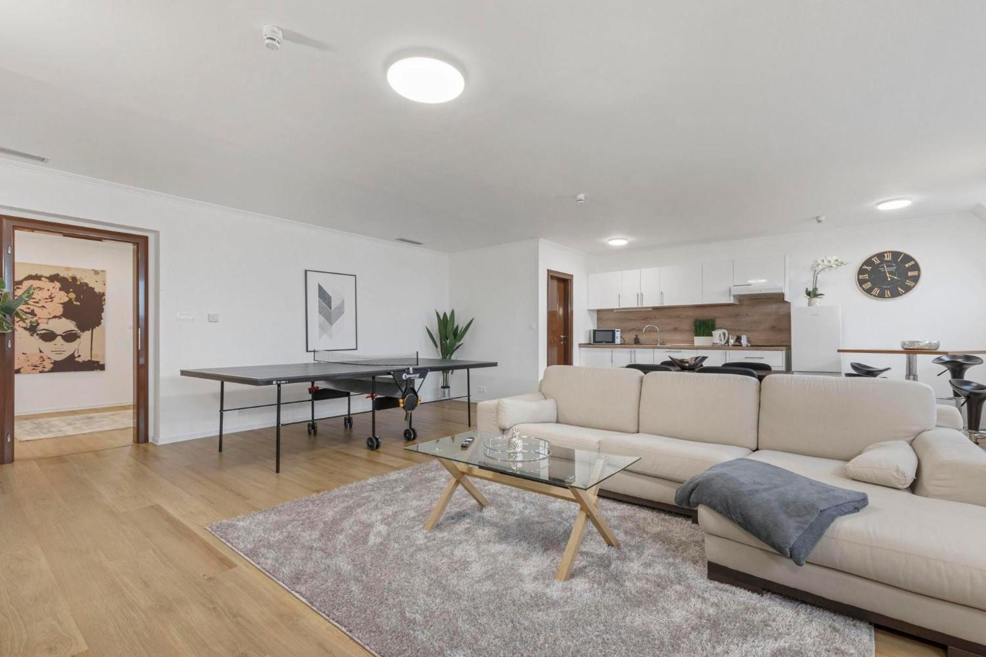 Family Hub In Centre Apartment Bratislava Bagian luar foto