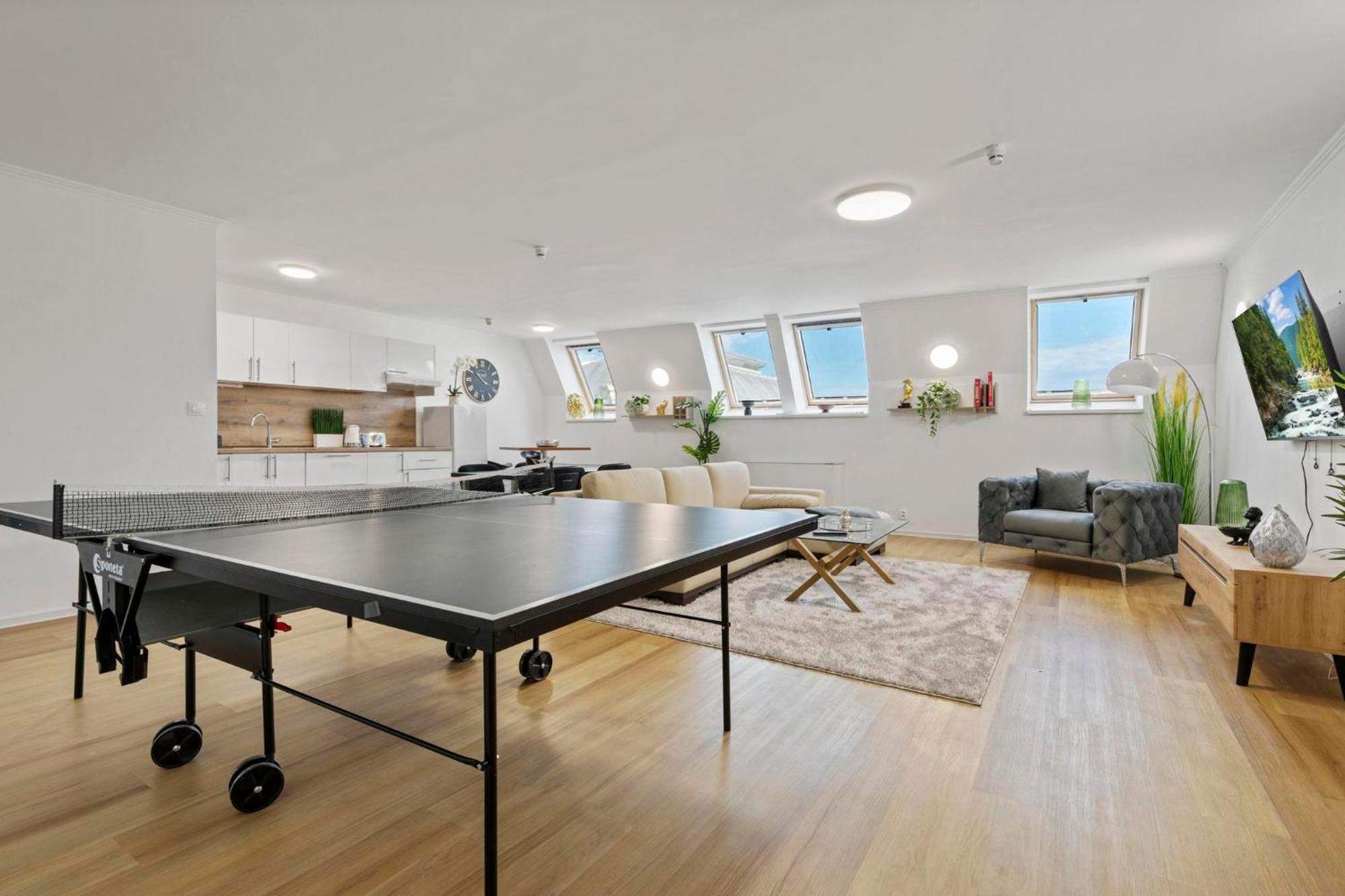 Family Hub In Centre Apartment Bratislava Bagian luar foto