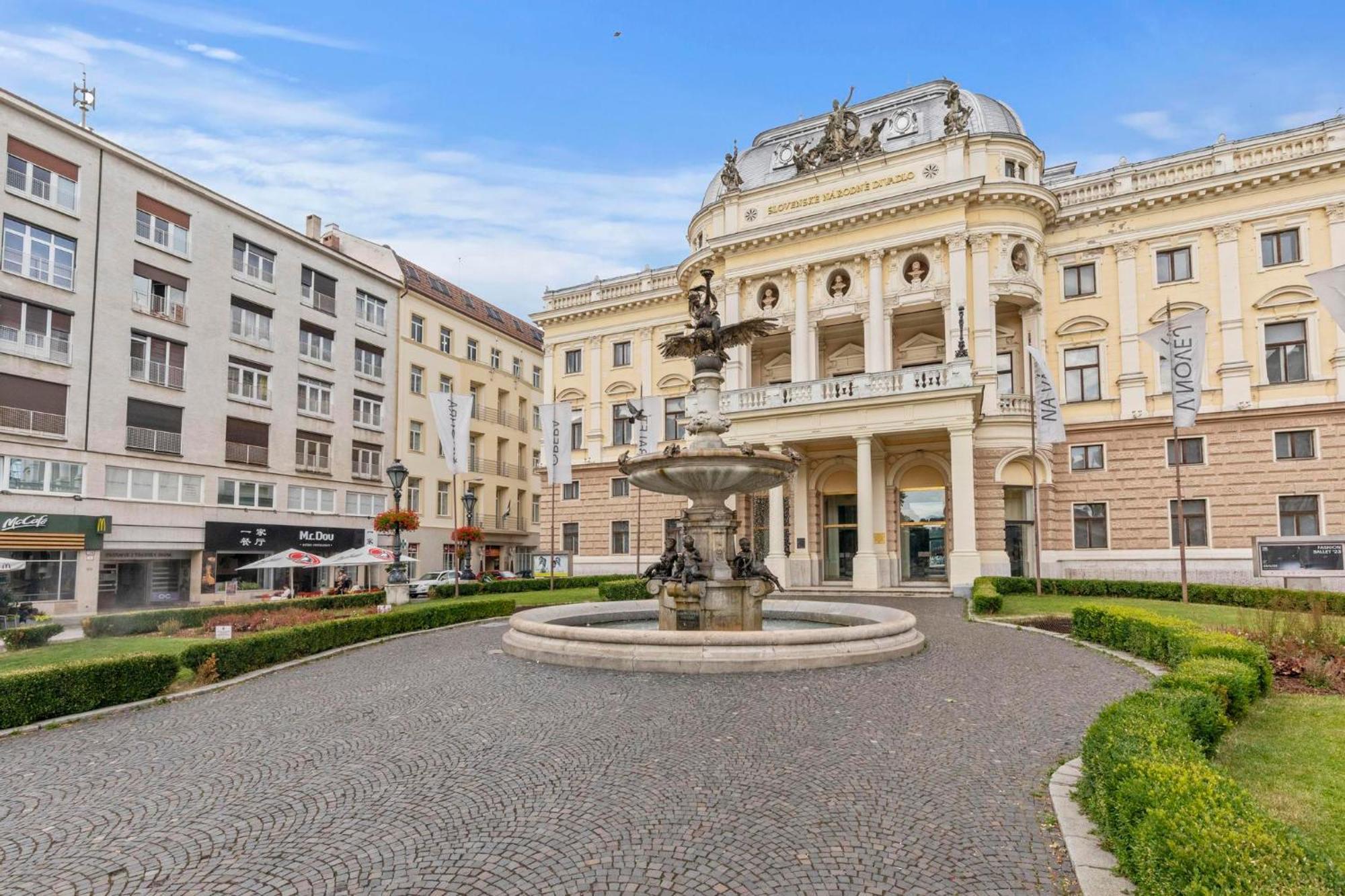 Family Hub In Centre Apartment Bratislava Bagian luar foto